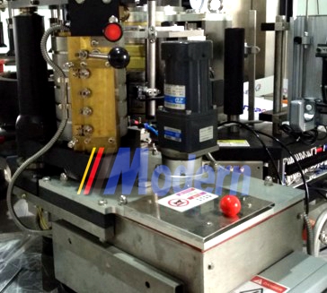 24000BPH Rotary Type OPP Hot Glue Bottle Labeler